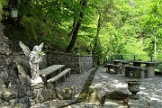 83 Santuario Madonna del Perello, tavoli per sosta e pic-nic pellegrini con sorgente d'acqua fresca
